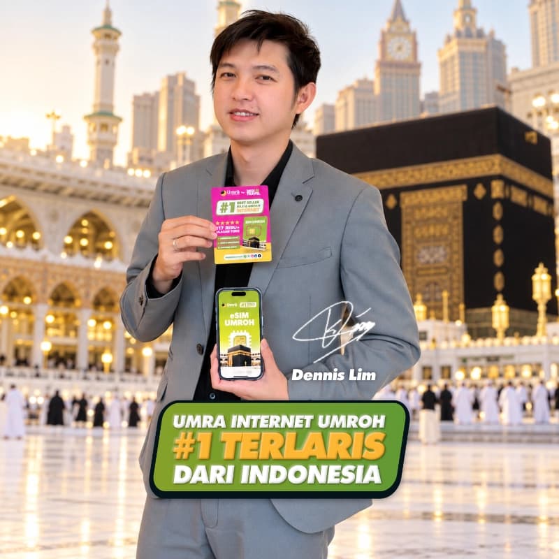 Dennis Lim memegang eSIM & SIM Umroh UMRA di depan Ka'bah
